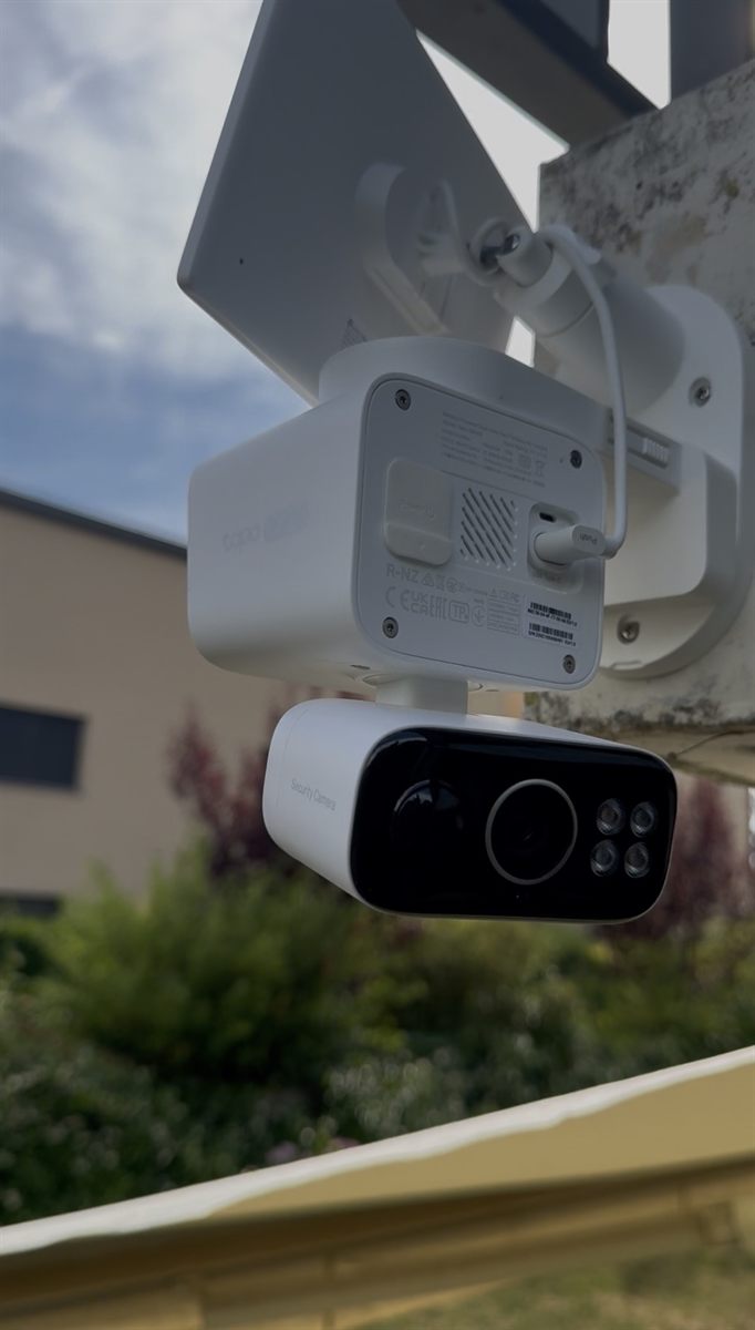 Caméra de surveillance solaire TP-Link Tapo C425 installée en extérieur avec son panneau solaire