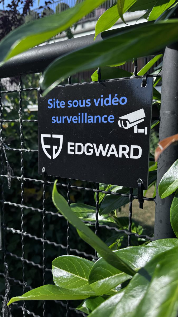 Panneau Site sous vidéo surveillance Edgward fixé sur une clôture de jardin